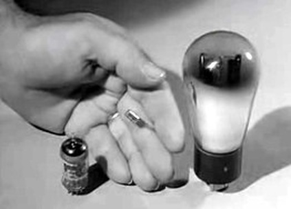 image of computer evolution of vacuum tube to transistor 1950's